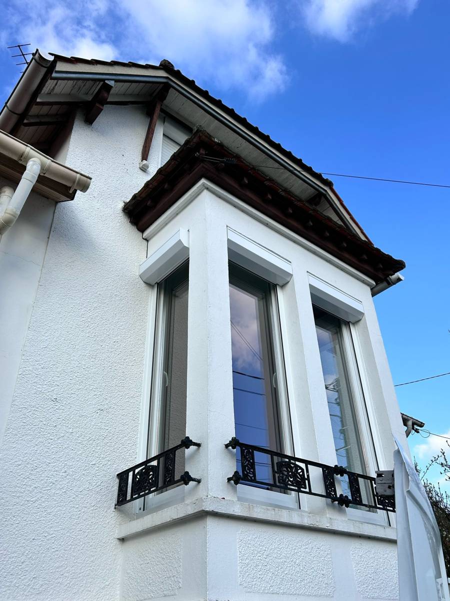 Pose de menuiseries en double vitrage PVC sur une maison classée à Champigny-sur-Marne (94)