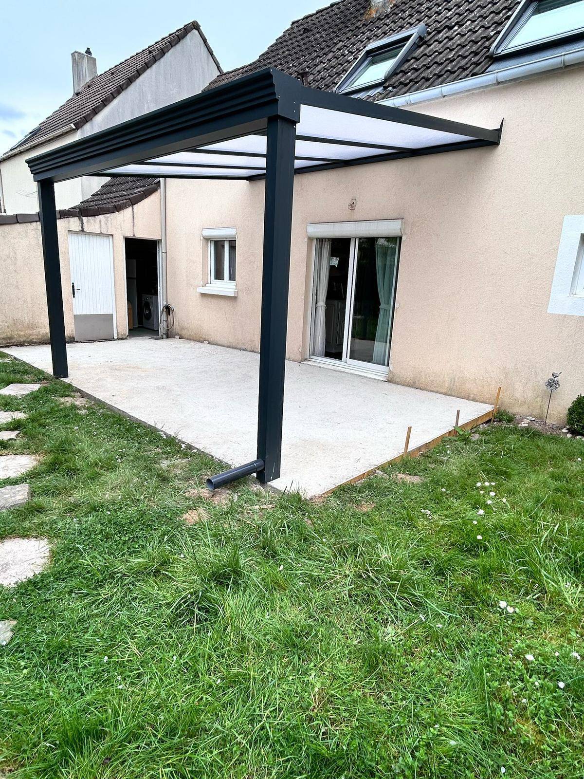 Ciel Habitat France installe une pergola en aluminium à Cesson (77)