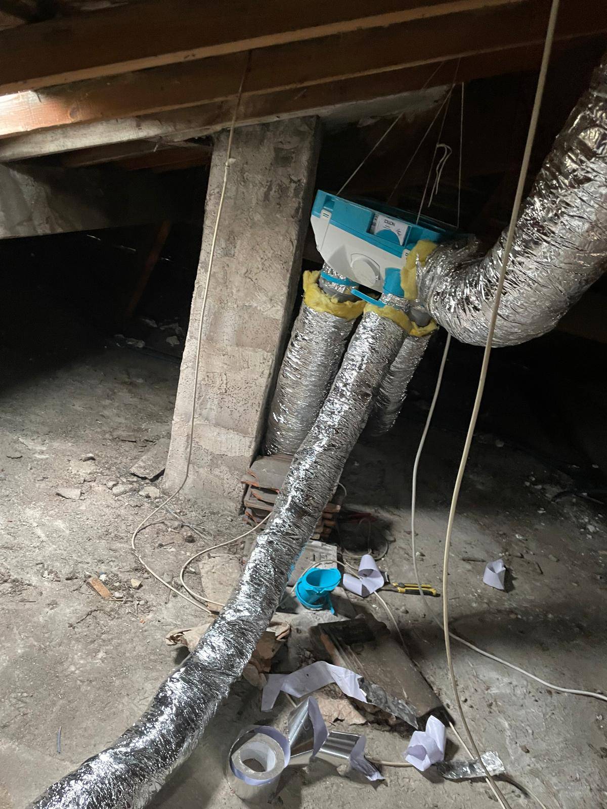 Pose d'une VMC hygroréglable dans les combles perdus avec gaines isolées pour assurer une ventilation idéale à sainte-geneviève-des-bois