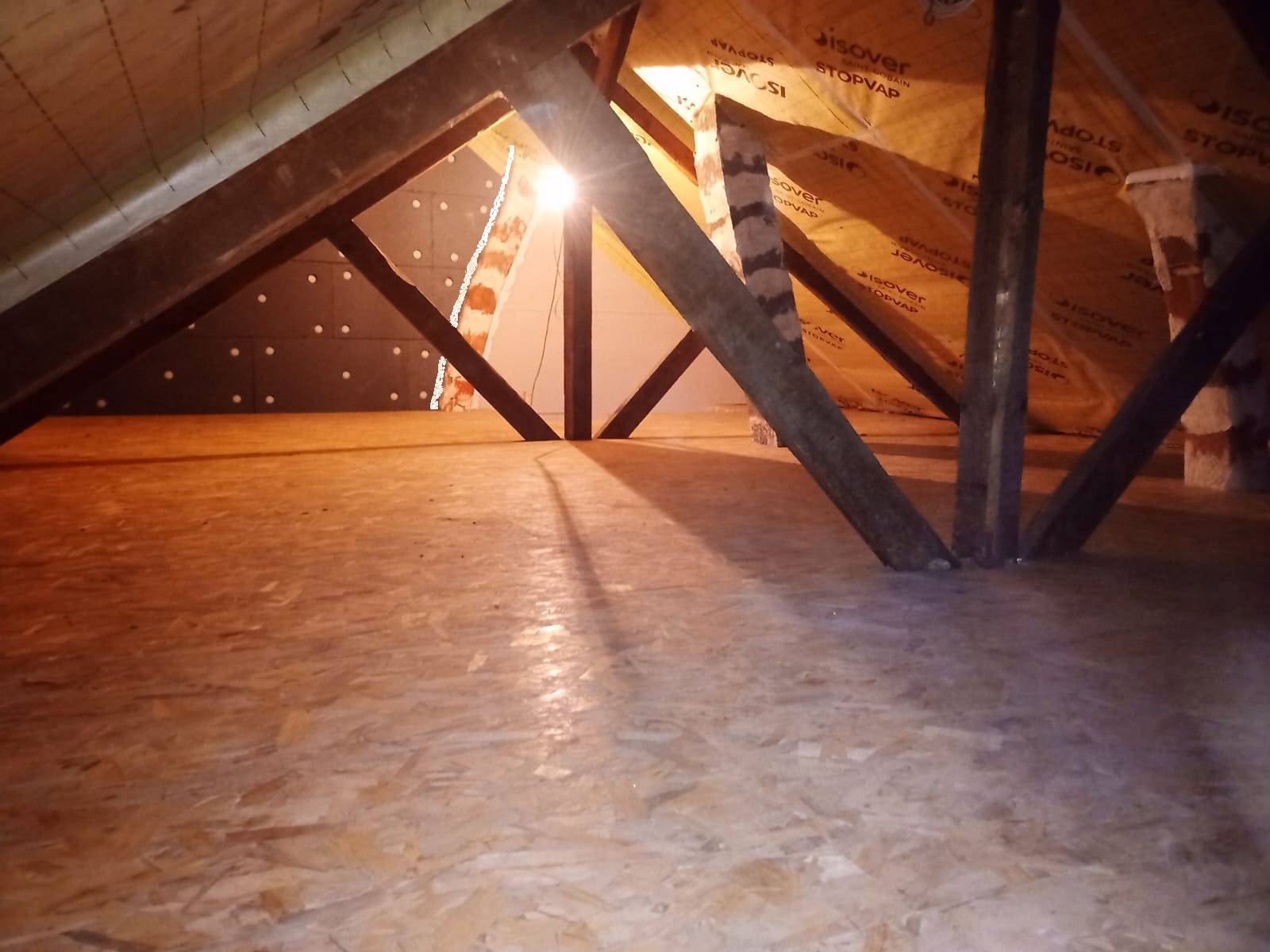 Pose d'un plancher en panneaux de bois (osb) dans les combles perdus 