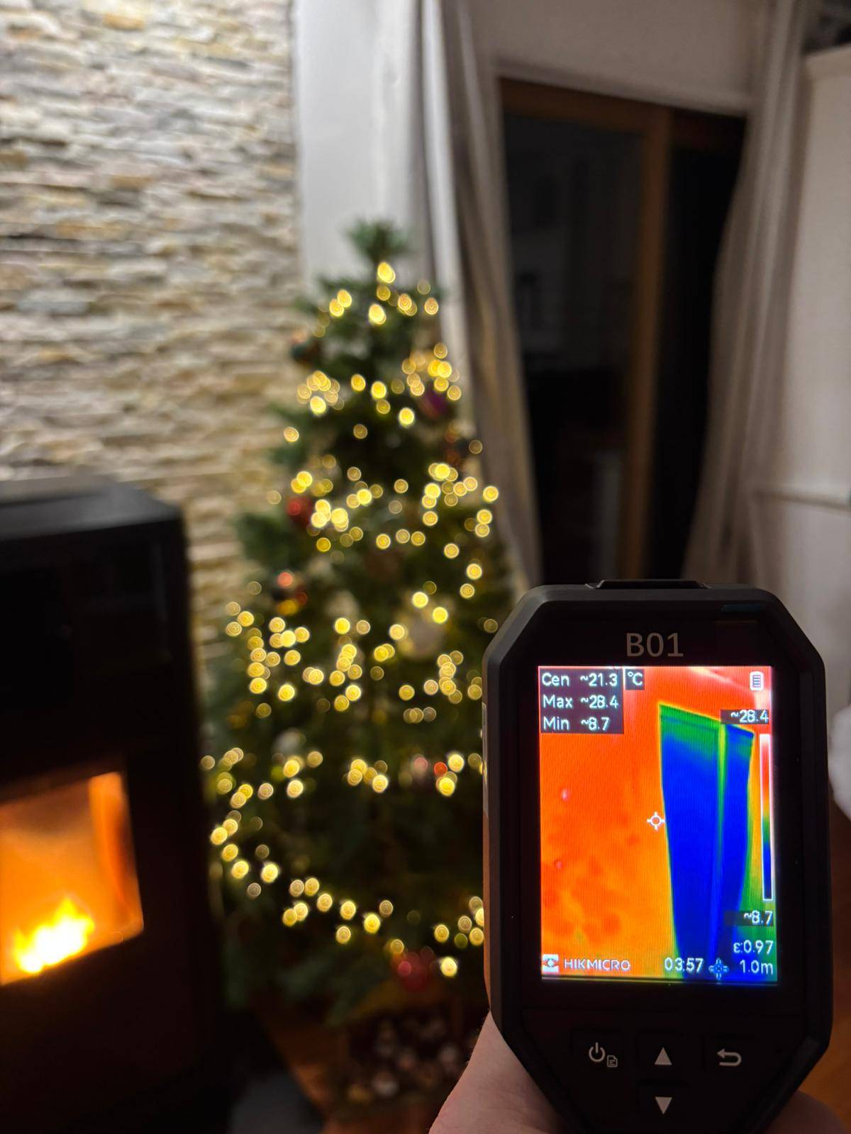 Grâce à la caméra thermique, il ressort clairement que cette baie vitrée nécessite un remplacement 