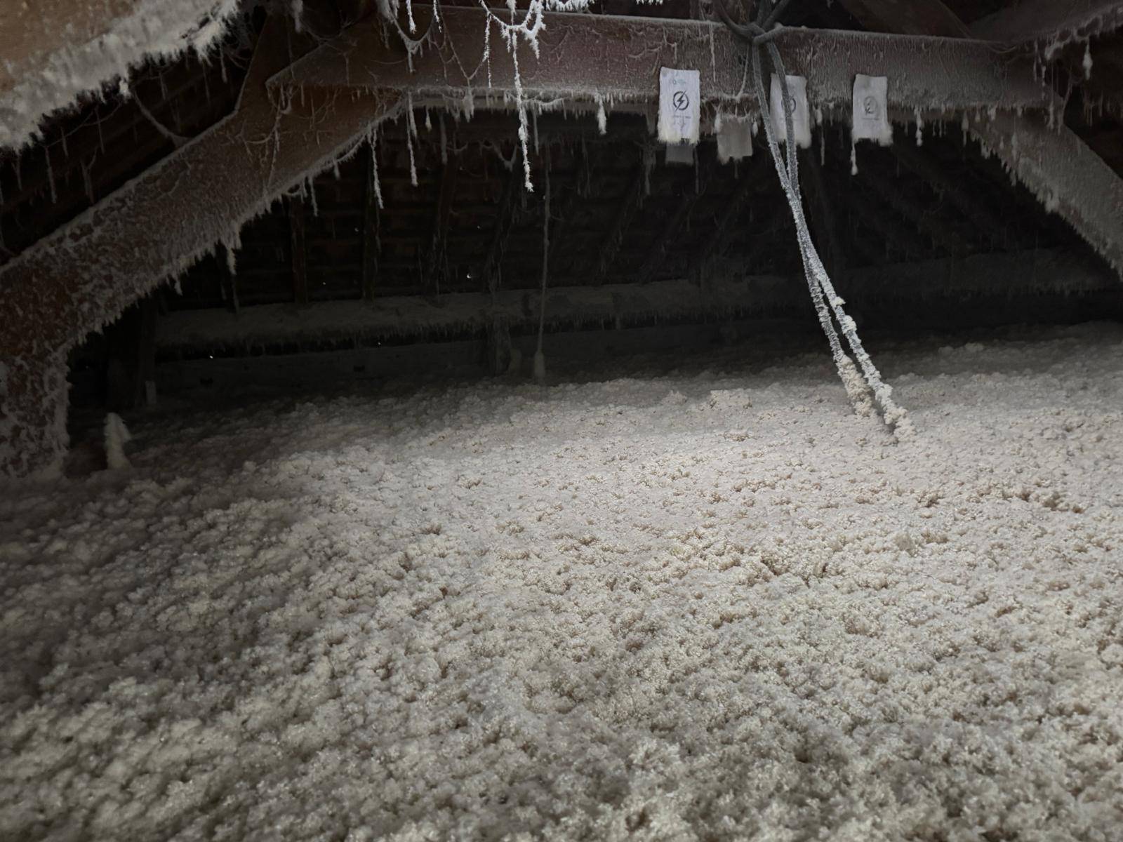 Isolation thermique des combles perdus en ouate de cellulose de chez SOPREMA dans les combles perdus 