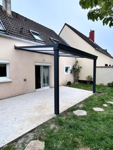 Ciel Habitat France installe une pergola en aluminium à Cesson (77)