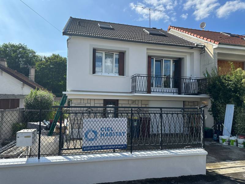 Chantier d'isolation thermique des murs par l'extérieur (ITE) en polystyrène graphité à Chelles (93)