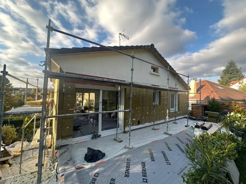Isolation thermique du mur par l'extérieur sur une façade à Gif-sur-Yvette en Essonne (91)