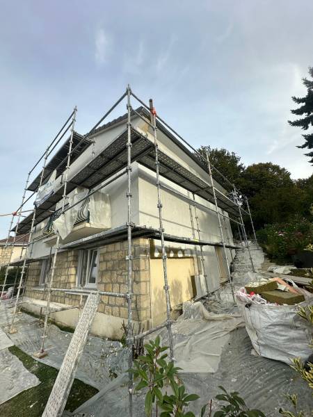 échafaudage tubulaire pour pose d'un complexe isolant en laine de roche sur les façades