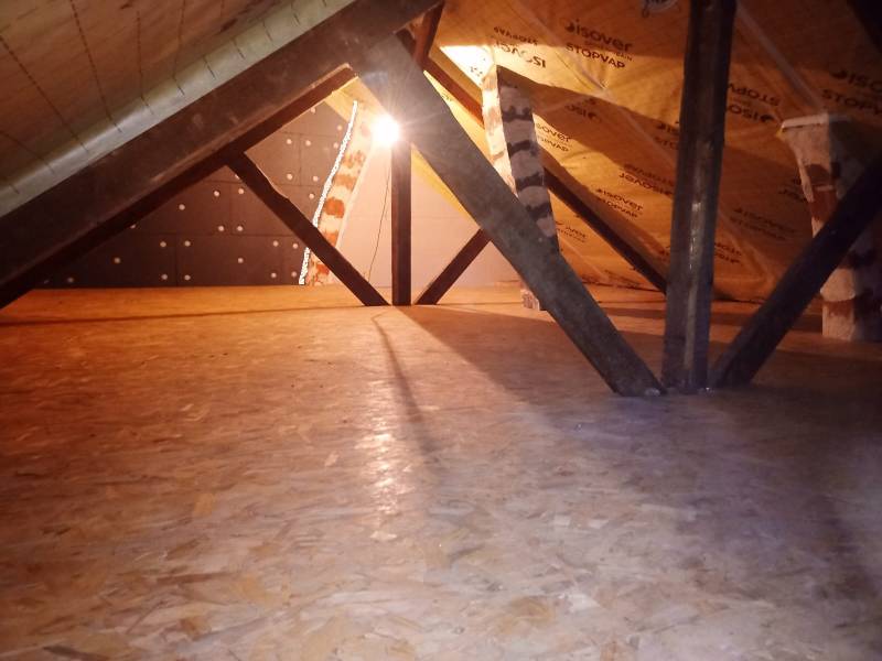 Pose d'un plancher en panneaux de bois (osb) dans les combles perdus 