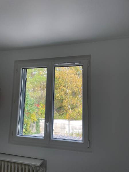 Réalisation de mortaises et pose d'entrées d'air dans fenêtres PVC