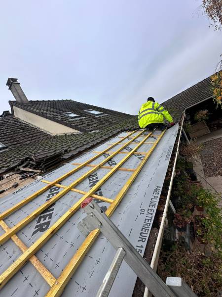 Détuilage, puis pose d'un écran sous toiture, litonnage et retuilage