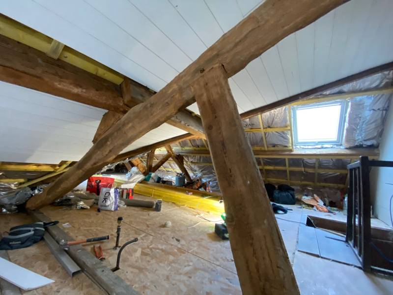 isolation thermique des rampants par l'intérieur en isolant mince thermoréflecteur de chez actis revêtu d'un lambris moderne de chez Leroy Merlin