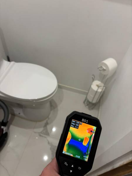 Caméra thermique utilisée dans un WC pour identifier un pont thermique au niveau de la dalle 