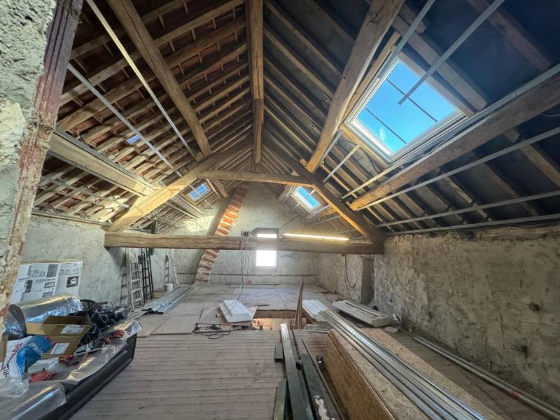 pose d el'ossature métallique permettant de maintenir le complexe isolant et la placoplatre.