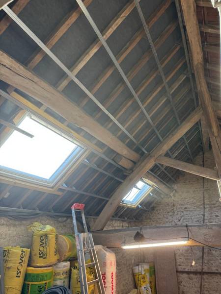 pose d el'ossature métallique permettant de maintenir le complexe isolant et la placoplatre.