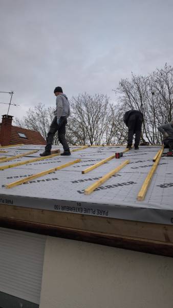 pose de l'écran sous toiture après réalisation du complexe isolant
