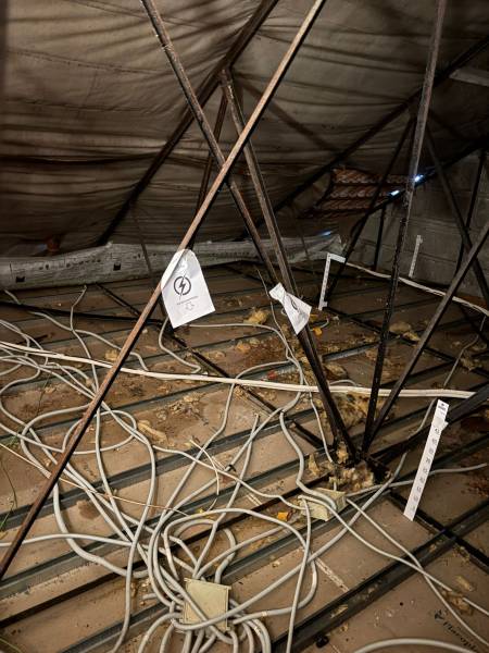 Dépose de l'ancienne isolant en laine de verre, avant soufflage du nouveau complexe isolant