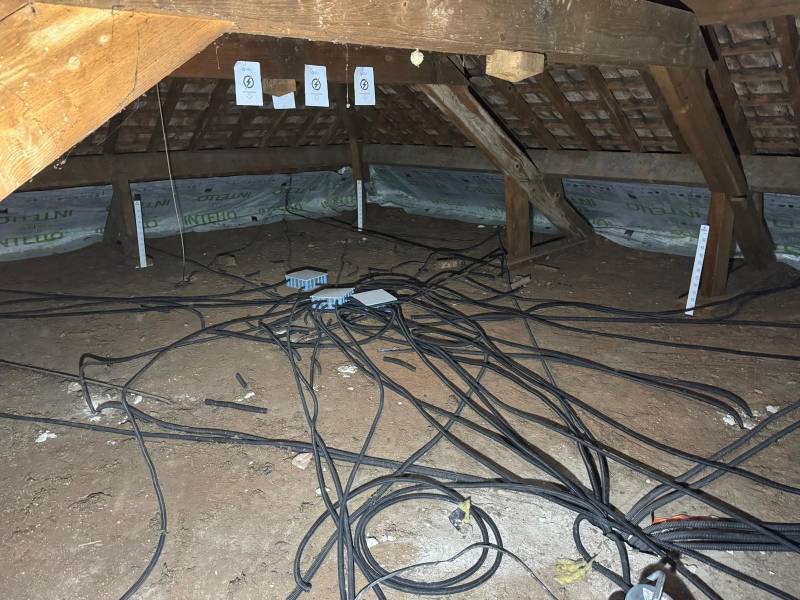 Isolation thermique des combles perdus en ouate de cellulose de chez SOPREMA dans les combles perdus 