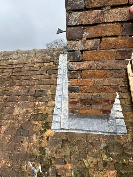 Réalisation d'un solin d'étanchéité de cheminée sur une ancienne couverture en tuile mécanique