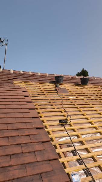 Pose des tuiles plate en joints décalés sur un projet de réfection de toiture 