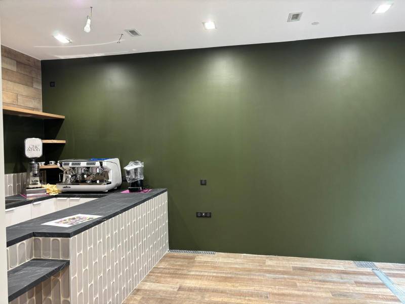 Chic&Bon : réalisation d'un comptoir sur mesure, avec faience, plan de travail et peinture verte très chaleureuse